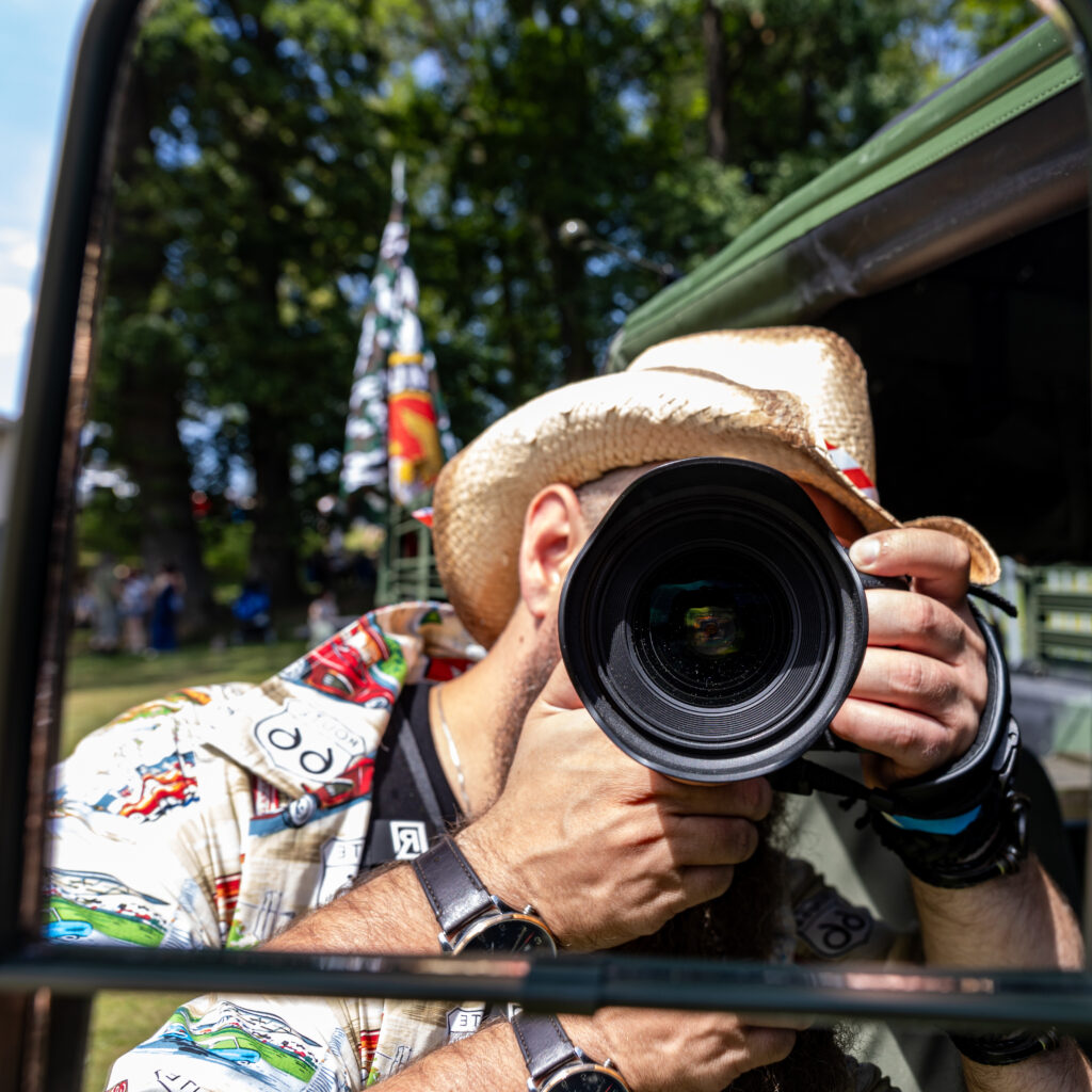Vladimír Kotýnek fotografuje svůj odraz ve zpětném zrcátku.
